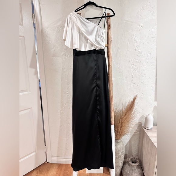 Mac Duggal Two Toned Ruffled One Shoulder Gown Dress 26599 Black White in 0 NWOT - Picture 3 of 8